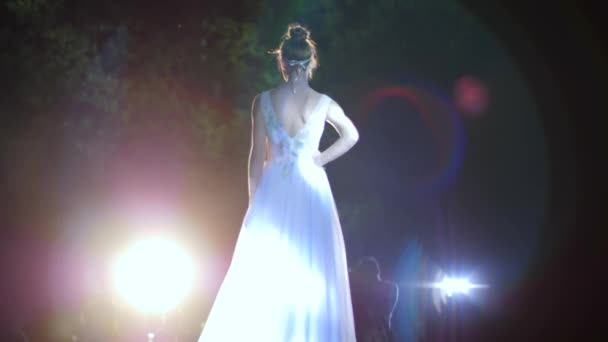 Præsentation af designer tøj på modeshows på catwalk i belysning søgelys – Stock-video