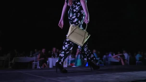 Presentatie van nieuwe collectie designer kleding op het podium voor mensen buiten in de avond mode — Stockvideo