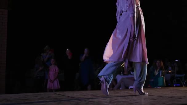 Apresentação de novas roupas de designer de coleção, modelo de mulher em terno brilhante elegante e saltos altos andando para baixo passarela — Vídeo de Stock