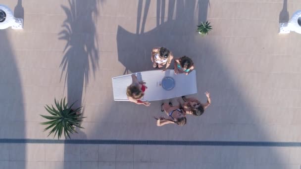 Коктейльная вечеринка, группа Друзья девушки в купальниках проводят досуг и пьют шампанское на выходных летом — стоковое видео
