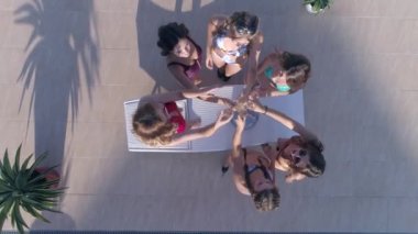 Yaz partisi, güzel kızlar mayo giyer, dinlenir ve yaz tatilinde şampanya içeriz.