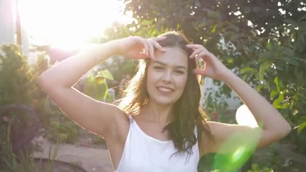 Портрет улыбающейся красивой женщины в солнечную погоду крупным планом в балках — стоковое видео