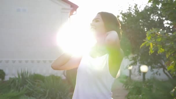 Comunicación telefónica, encantadora chica feliz hablando en el teléfono móvil en la naturaleza de cerca a la luz del sol — Vídeo de stock