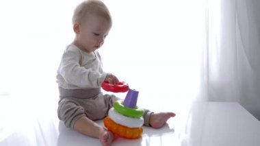 Eğitici oyuncaklar, mutlu bebek evde renkli piramit oynadı