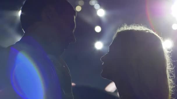 Sziluett romantikus pár szerelmes élvezni pihenés éjjel szórakoztató közelről reflektorfényben — Stock videók
