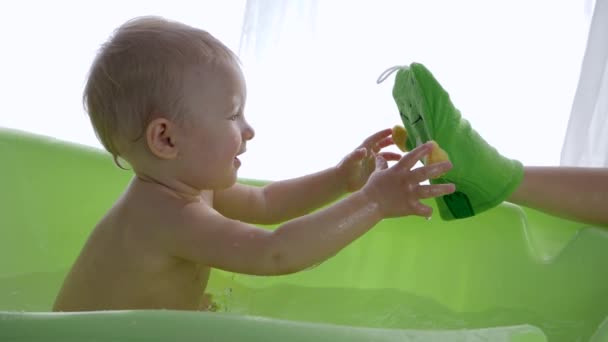 Badende Kinder, Eltern-Hand-Spielzeug unterhält Baby beim Baden — Stockvideo