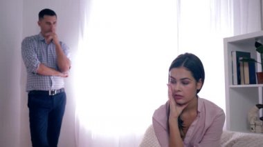 Aile krizi ilişkileri, hayal kırıklığına uğramış kadın portresi. Parlak odada odaklanmamış arka planda bir adamla kavga.