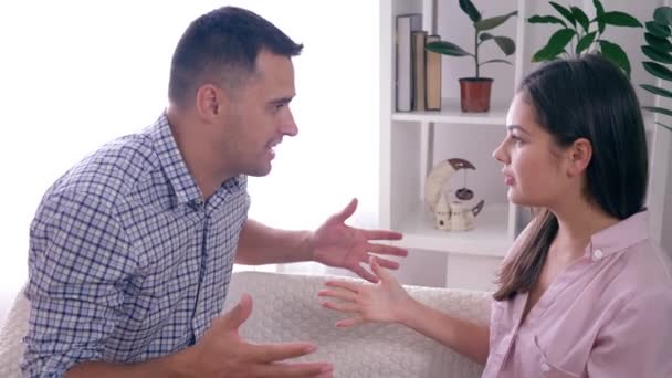 Menina furiosa emocional briga com namorado e gestos agressivos mãos durante disputa dentro de casa — Vídeo de Stock