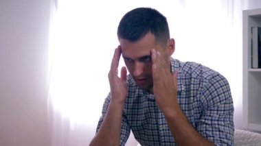 Depresyondaki adam, evde oturan ruh sağlığı sorunu olan sinirli adam.