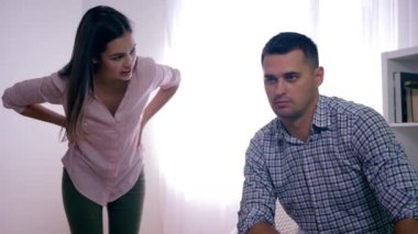 Mutsuz ailede stresli bir durum. Üzgün adam, psikoz sırasında ağlayan ve küfür eden saldırgan hareketler yapan bir kız.
