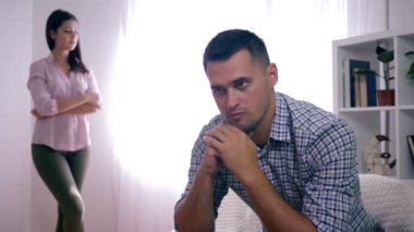 Mutsuz bir aile, hayal kırıklığına uğramış bir adamın portresi. Kız evde oturuyor, yüz ve kadın yan yana oturuyor.