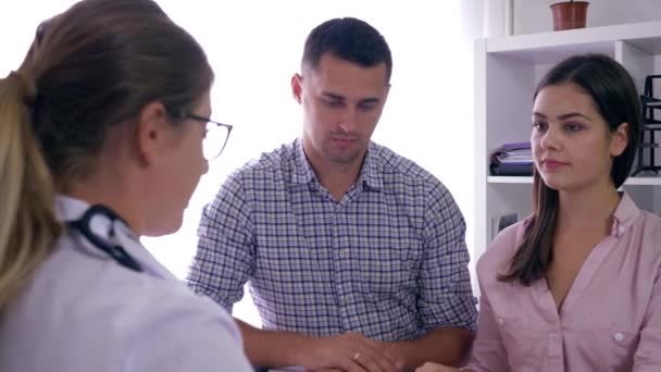 Безпліддя жінка з чоловіком за консультацією з лікарем дізналася погані новини про здоров'я і була засмучена — стокове відео