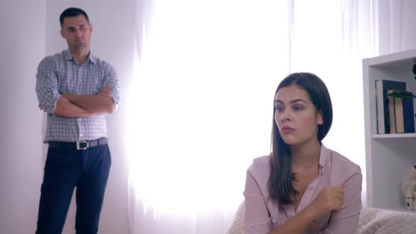 Gifta par i kris, förtvivlan och ilska kvinna efter ett gräl med make på ofokuserad bakgrund i ljusa rum — Stockvideo
