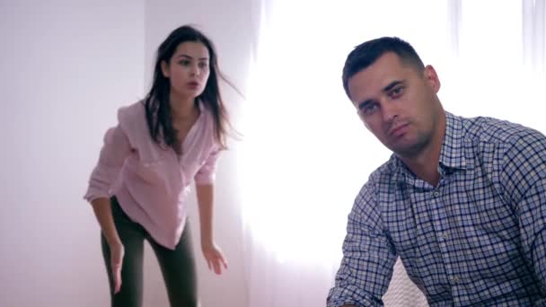 精神衛生罪のある男性は手を振って精神病の間ヒステリックな妻に苦しみ — ストック動画
