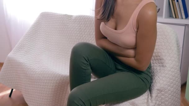 Dolores de las mujeres, chica con dolor fuerte mantiene las manos en el abdomen enfermo — Vídeo de stock