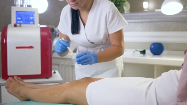 Préparation pour la procédure d'épilation au laser sur beau salon de spa pieds femelles lisses — Video