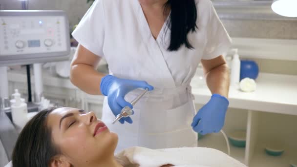 Mujeres Salud, cliente feliz mujer en los procedimientos rejuvenecedores de tratamiento facial en el salón de spa — Vídeos de Stock