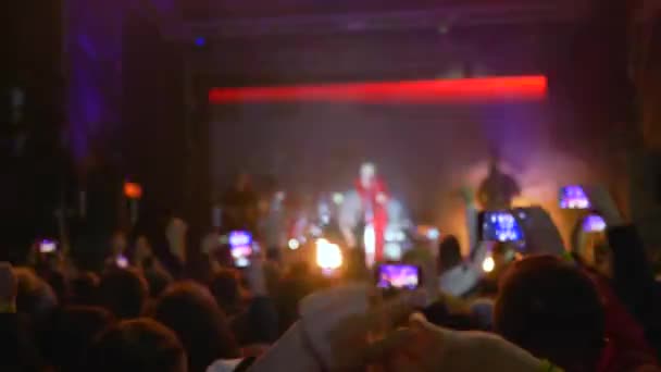 Koncert živé hudby, mnoho lidí tleskání a dělat video na telefonu — Stock video