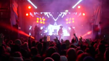 Zıplayan hayranlar elleri havada rock grubunun canlı müziğinin sevincini canlı sahnede