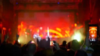 Konser partisinde cep telefonuyla video ve fotoğraf çeken bir hayran.