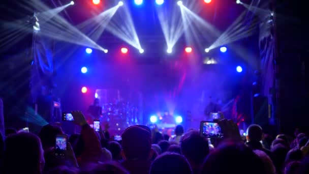 Noční akce, mnoho lidí střílet na smartphone rocková kapela vystoupení — Stock video
