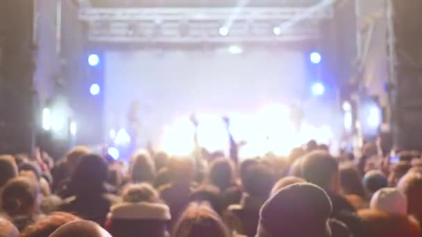 Rock kunst, fans klappen handen op concert van live muziek tegen fel verlichte scène — Stockvideo