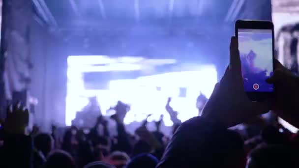 Espectáculo de rock, multitud de fans grabar vídeo en el teléfono celular en concierto de música en vivo — Vídeo de stock