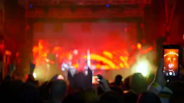 Fan osoba robi wideo i zdjęcia na telefon komórkowy na imprezie koncertowej w świetle — Wideo stockowe