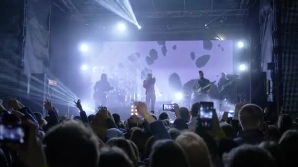 Evento nocturno, gente saludando manos y tomando fotos en el escenario de artistas de música de teléfonos móviles — Vídeos de Stock