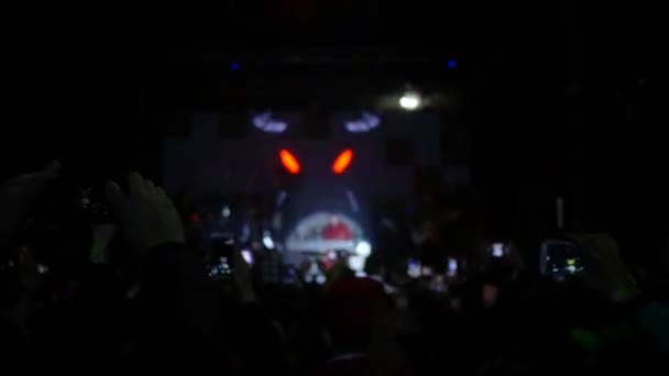 Evento de música rock, Jovens modernos com smartphones descansam em concerto em destaque — Vídeo de Stock