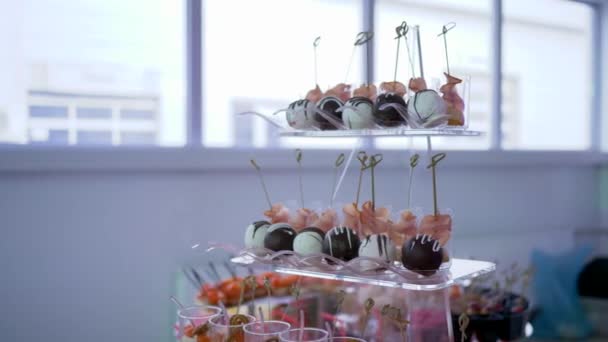 Buffet festivo de dulces y aperitivos en sala de luz — Vídeo de stock