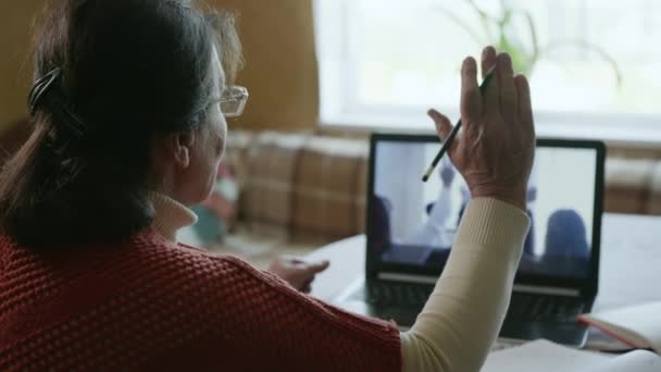 Treinamento interativo, mulher idosa alegre atraente passando por treinamento usando comunicação por vídeo — Vídeo de Stock