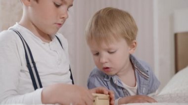çocukluk, güzel meraklı erkek çocuklar birlikte eğleniyorlar melodi boxt oyunu dinliyorlar