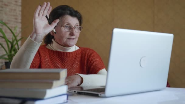 Kształcenie na odległość, starsza kobieta w okularach do widzenia wykorzystuje nowoczesną technologię trening online za pośrednictwem połączenia wideo — Wideo stockowe