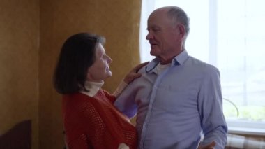Mutlu yaşlı evli çift erkek ve kadın birlikte dans etmekten zevk alıyor.