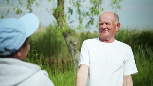 Retrato de um velho homem alegre realizando exercícios físicos cuidando de sua saúde junto com sua esposa — Vídeo de Stock