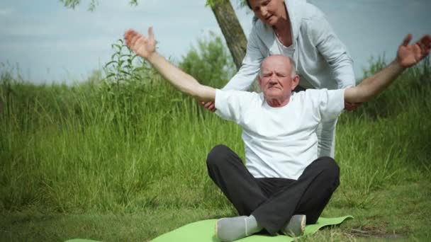 Hälso- och sjukvård, äldre kvinna och man pensionärer leda en sportig livsstil och utföra fysiska övningar — Stockvideo