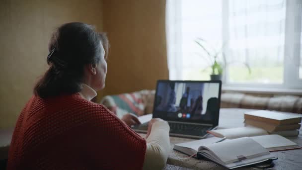 Pendidikan terpencil, wanita tua menggunakan teknologi modern pelatihan online menggunakan video di laptop — Stok Video