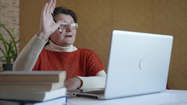 Distância estudando, mulher idosa em óculos para visão usa tecnologia moderna é educação on-line via chamada de vídeo — Vídeo de Stock