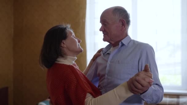 Hombre y mujer de edad admirable que han mantenido su amor y afecto por los demás están felices de bailar celebrando su aniversario de boda — Vídeo de stock