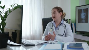 Coronavirus, tıbbi personel sağlık standartları hakkında konuşuyor ve modern webcam teknolojisini kullanarak salgın sırasında hastaların ellerini nasıl tamamen yıkayacağını gösteriyor