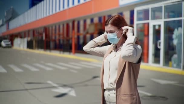 Pandemie, jonge vrouwelijke klant zet een medisch masker en handschoenen om te beschermen tegen coronavirus tijdens een epidemie — Stockvideo