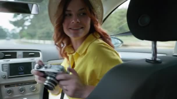 Road trip, fille en chapeau de paille a du plaisir et des photos sur rétro tout en voyageant en voiture le week-end d'été, mode de vie — Video