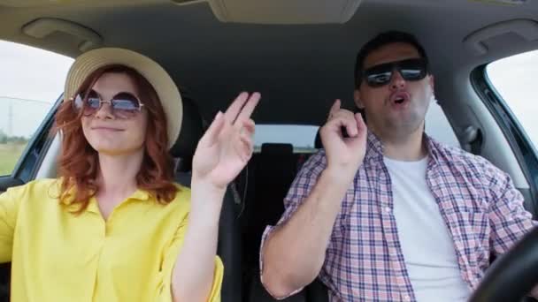 Mode de vie, famille heureuse, mari attentionné, avec une belle jeune femme en lunettes de soleil et un chapeau de paille, photographie sa famille avec son appareil photo rétro sur sa famille bien-aimée — Video