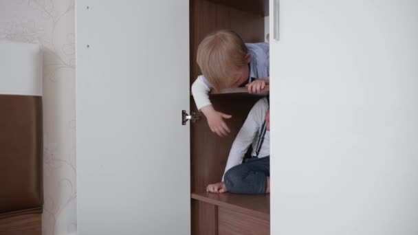 Amitié, heureux les enfants masculins s'amusent à jouer à la quarantaine à la maison dans le placard — Video