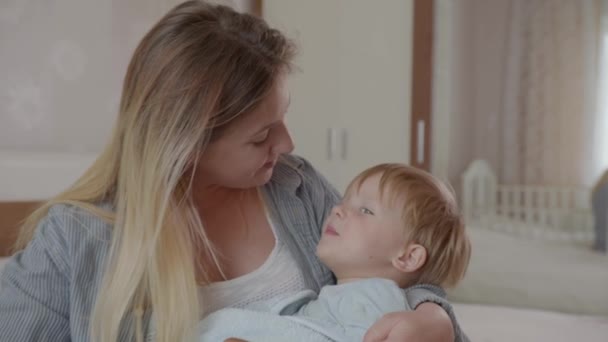 Maternité, jeune et belle mère jouit de son petit enfant mâle embrasse le front — Video