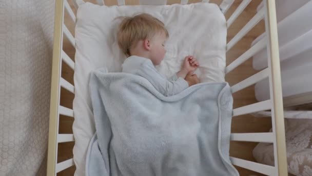 Hälso- och sjukvård, liten söt attraktiv pojke sover gott under dagen — Stockvideo