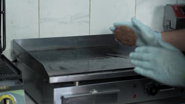 Fast food, gătit de bucătar dintr-o chiftele de carne crudă pentru burger pe grătar electric în bucătărie — Videoclip de stoc