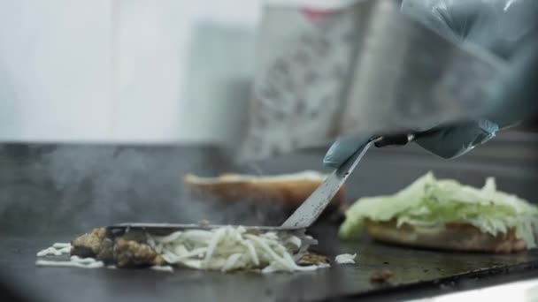 ファーストフード、キッチンでチーズバーガーのグリルでジューシーな肉を準備するプロセス — ストック動画