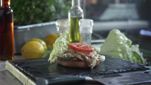Šťavnatý masový burger na housce se sýrem a sýrem umístěný na grilu a připravený pro servírování v kavárně rychlého občerstvení — Stock video